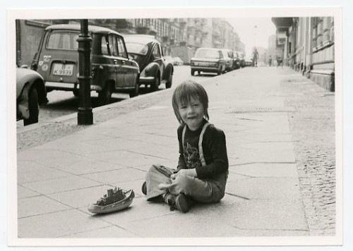 Der Bürgersteig ist meine Hochsee: spielender Junge in Kreuzberg, ca. 1977. Dank an Wolfgang Görsch!