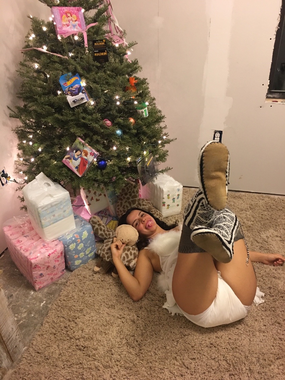 glitter-coffin:  Here’s a late present for our Tumblr fans! Miss wiggle butt….