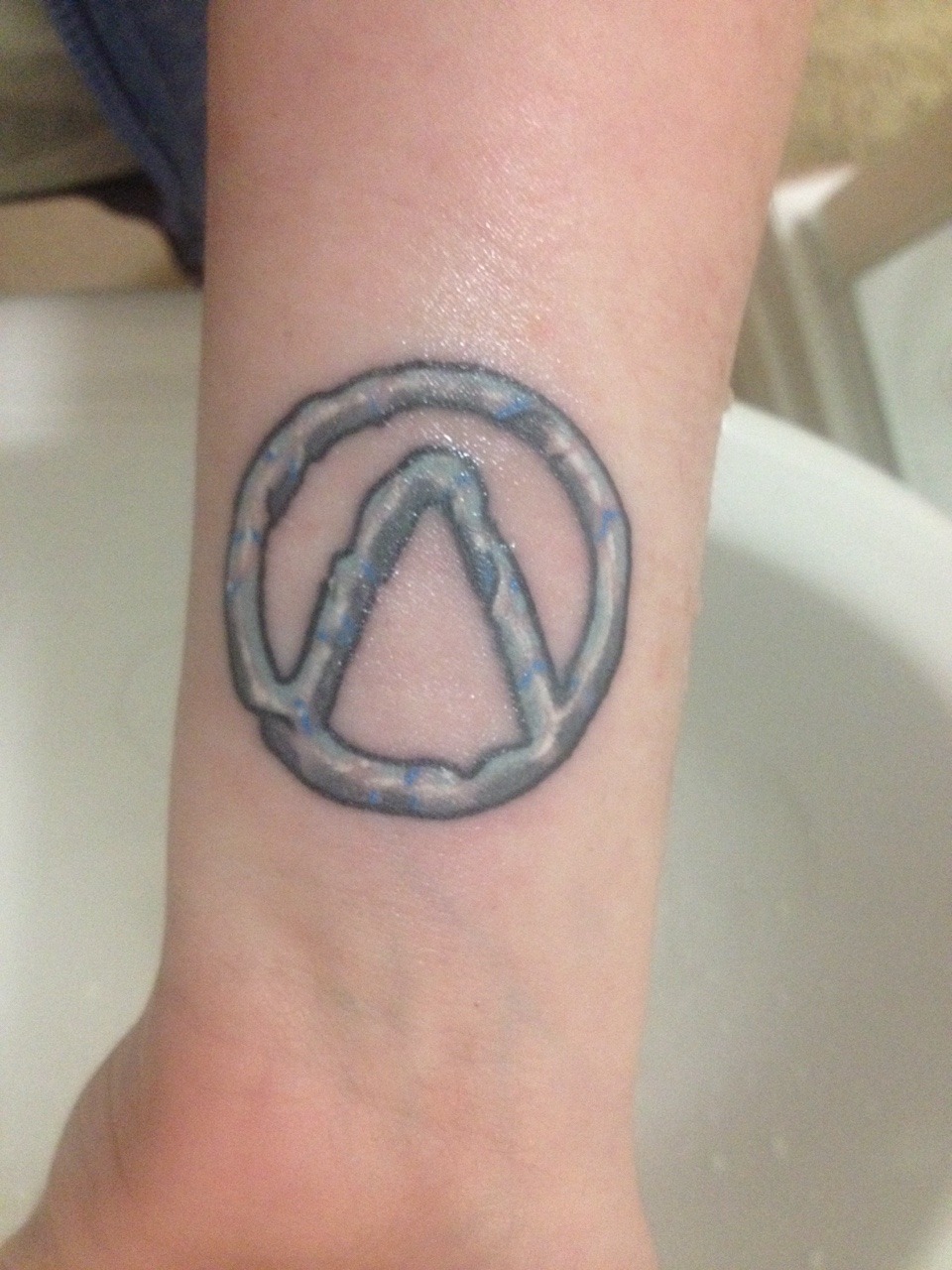 JordyGoesRAWR on Twitter Ive been wanting this Vault Symbol tattoo for a  long time and I finally got the chance to get it today My artist killed  it Borderlands VaultSymbol VaultHunter Gearbox 