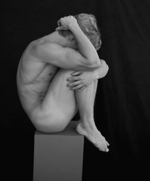 extra0rd1nary-belleza:  Male Nudes. Aldo Rossi  http://extra0rd1nary-belleza.tumblr.com/ 