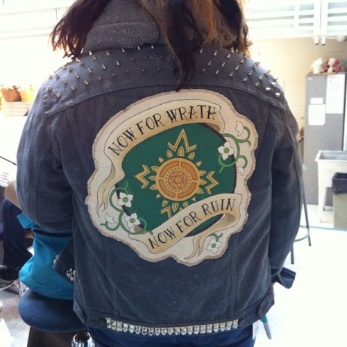 soidreamtiwasastarfleetcommander:  couchnap:  missbonniebunny:  albinwonderland:  travale:  Perfect weather to wear this right now! #tolkien #rohanroughriders #lordoftherings #lotr #rohan #diy #geekculture  ohmyGOD rosemary I heckin need this backpatch!