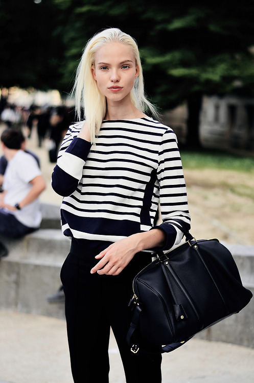 bagsq:  Black fashion handbag with stripes of recreational sweater, feeling very simple and comforta