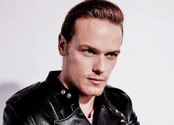 celebritiesource: Sam Heughan | SDCC2015 Portraits