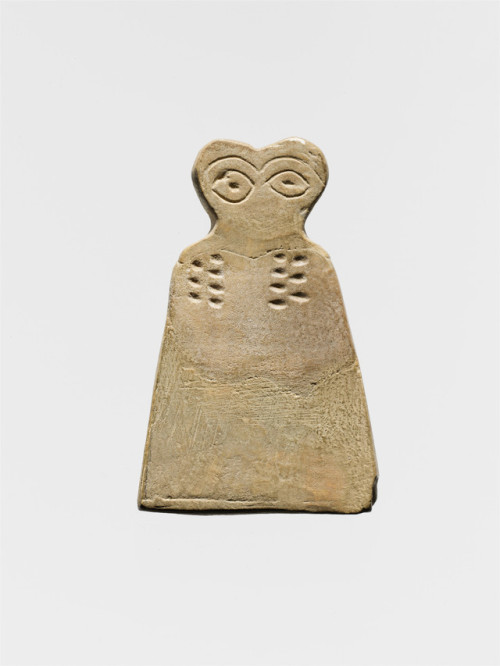 met-ancient-art:Eye idol, Ancient Near Eastern ArtMedium: Gypsum alabasterGift of The Institute of A