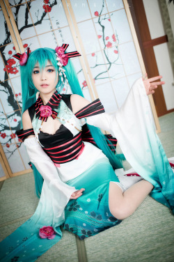 weheartcosplay:  Hatsune Miku - VocaloidCosplayer: Tomiaaa