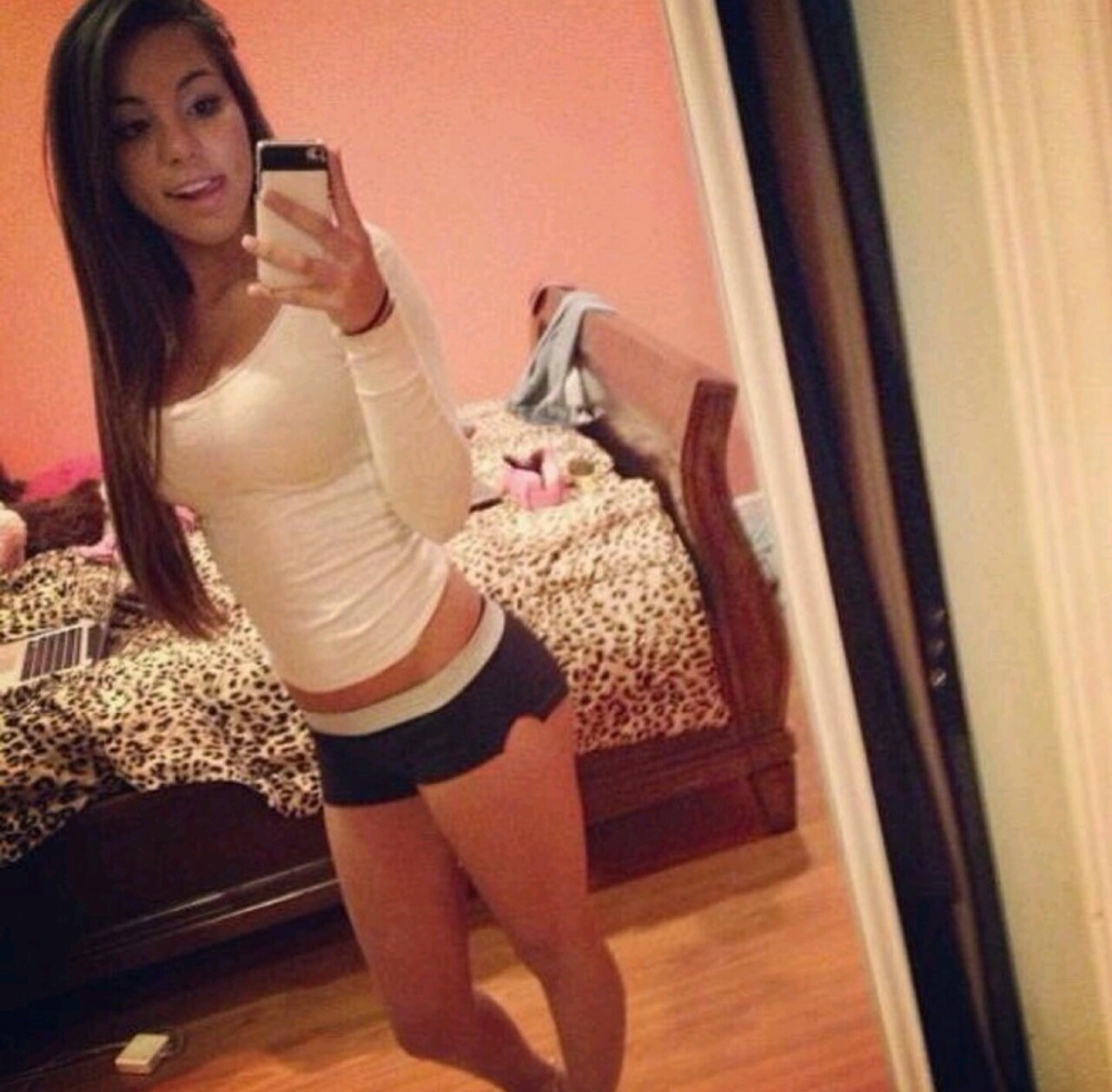 selfieishgirls2:  Love when girls have a nice tan 👌