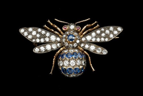 fawnvelveteen:   Antique diamond and sapphire bee brooch, 18ct gold setting, English, c.1880. Photog