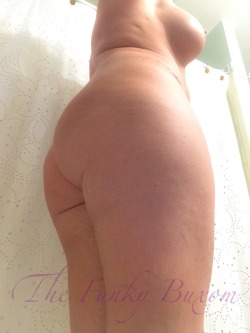 thefunkybuxom:  Up shot of my legs and booty