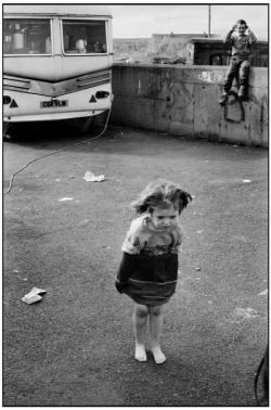  Martine Franck IRELAND. Ballyformot, Labre Park, a halting site for Travellers (on the outskirts of Dublin). 1993. 