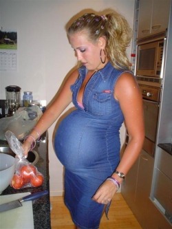 stuffed-bellies-always:  I don’t normally post pregnant women but OH MY GOD! 