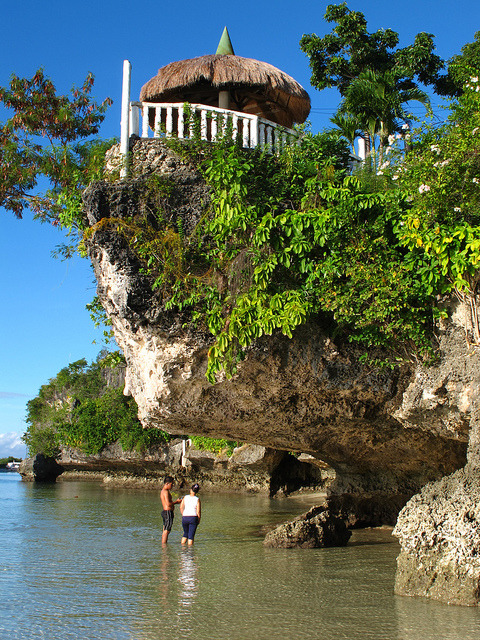 Under the rocks, Camotes Islands / Philippines (by eazy traveler).