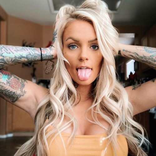 INKED CHICKS @Kelso.nic0le @Kelso.nic0le @highchicks  WANT A FEATURE? DM for s4s #HighChicks  #TheHi