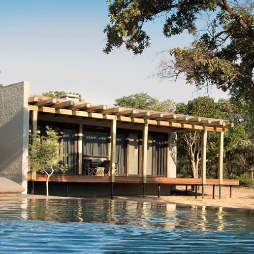 utwo: M A B O T E / WATERBERG, SOUTH AFRICA The residence nurtures a sense of escapism to nature with its seamless  flow between external and internal spaces. Luxuriously spacious areas  give the clients unparalleled vistas of the Waterberg even when