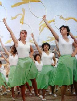 axilasfetiche:Spartakiada - Checoslovaquia  Festival del deporte y de la juventud en 1970 y de los años 80. Tal vez el 99% de las jovencitas y adolescentes tienen axilas peludas y sin duda el orgullo de mostrar su belleza natural…