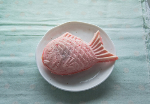 japan-overload:pink taiyaki /ピンクたい焼き by Helen Silivren on Flickr.