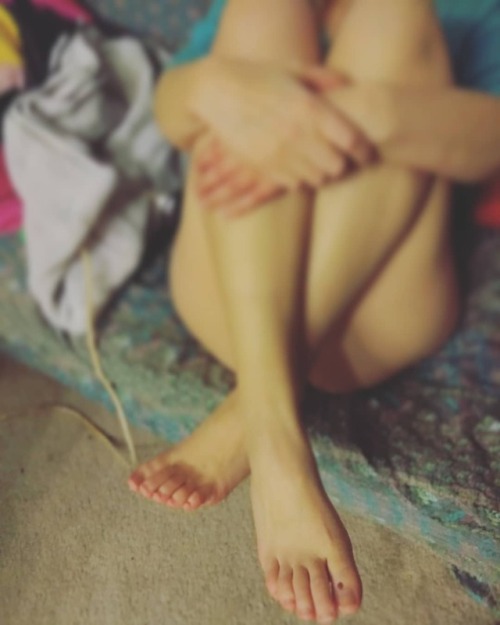 #baretoes #nakedtoes #whitegirlfeet #crossedlegs #adorablefeet #atlanta #creamywhitefeet https://ww