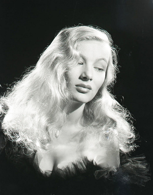 antipahtico:  Veronica Lake 1942