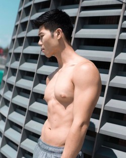 Sjiguy:hsin Chong Is A Rock Climber With The Perkiest Nipples That I’d Love To