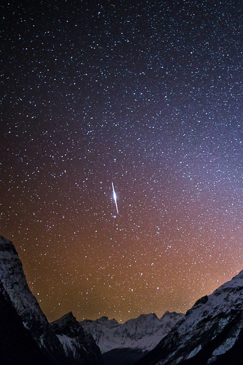 maya47000:  Meteorite over the Himalayas by Ryan Deboodt  ………….stunning view.