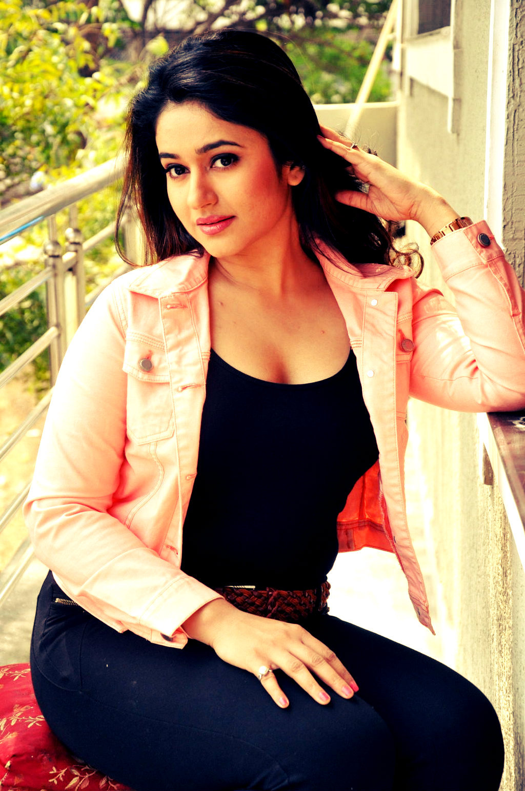 actressheaven:  Poonam Bajwa Looking Beautiful  Shes beautiful