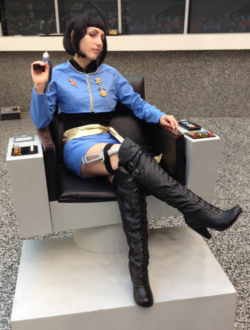 st-r-trk-fangasm:First of many pictures from Montreal Comic-con 2014 to come.My fem!mirror!Spock cos
