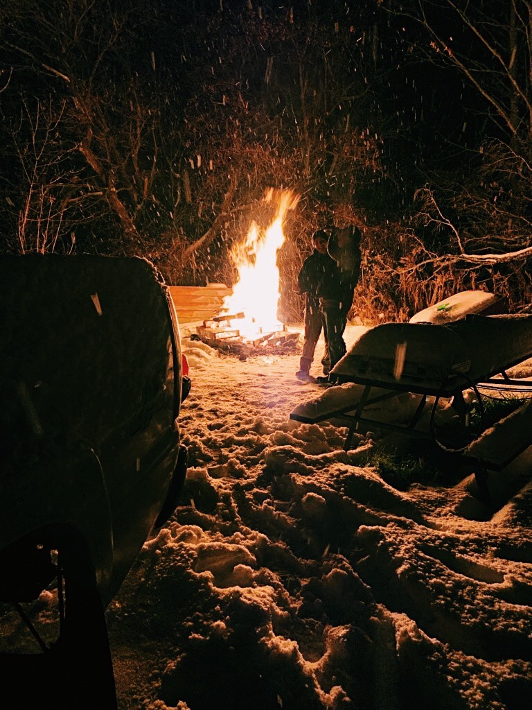kat-tastic:  mossyoakswampdonkey:  Having a few beers by a fire while the snow falls