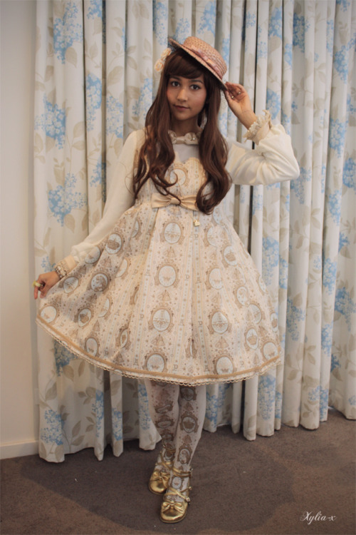 xylia-x:  Melbourne blessed us with a chilly spring weekend so I decided to wear my Royal Unicorn OP. There’s something really charming and cosy about babydoll cuts! 