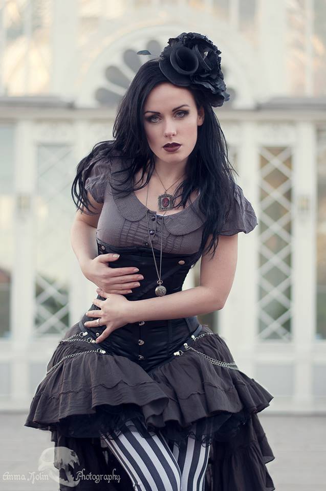 wondrous-beauties:  Mad Elaine Photographer: Emma Sjolin Photography 