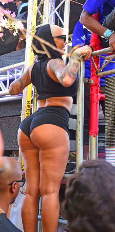 bootyful-curves:sonoanthony:juelzsantanabandana:celebritiesofcolor:Amber Rose at the Trinidad Carnival.lissen..….FUCKING OMG!!! INCREDIBLE!!!