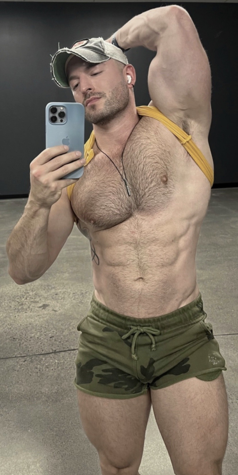 onlookerokc:mouthwatering-men:Jesus, that&rsquo;s nice!  POILU TONDU MIGNON !