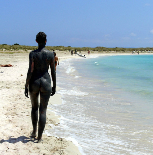 Un baño de barro en el paraíso El Parque Natural de les Illetes de Formentera es una l