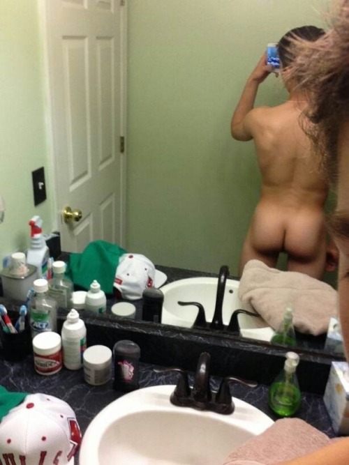 guyswithiphones-nude:  Guys with iPhones http://ift.tt/1bHkUpB