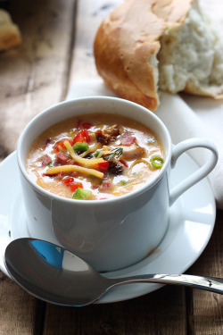 sekushipaichi:  justfoodsingeneral:  Creamy Spicy Chicken and Corn Chowder   Soon… soon.  Yum