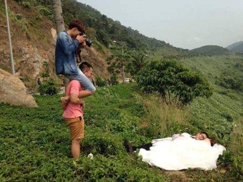 hotephoetips:  nayan1:  Who needs expensive equipment, when you have good friends  for the angles 