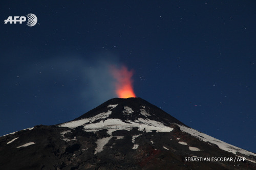 afp-photo:CHILE : View of the Villarrica volcano taken from Pucon, some 800 km south of Santiago, sh