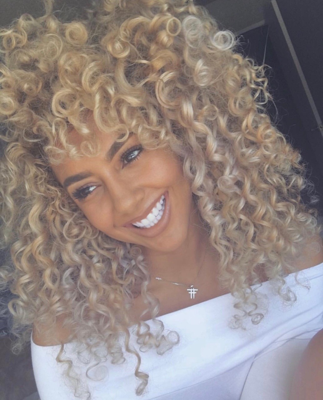 bombshellssonly:  @goldennn_xo 