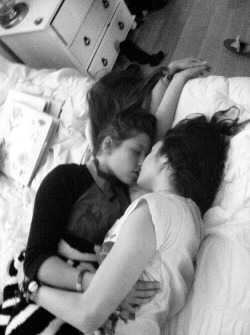 lipstick-lesbian:  ♀♡♀ 