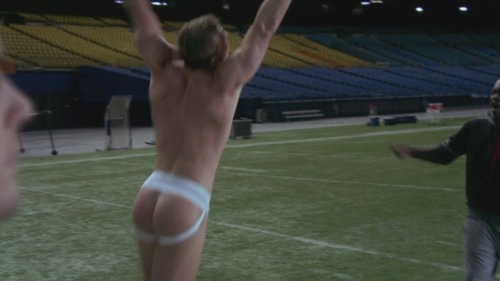 XXX famousmaleexposed: Alan Ritchson rear in “Blue photo