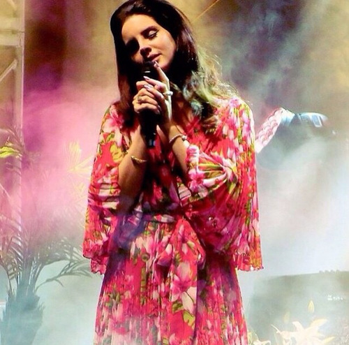 only-lana-del-rey:    Click here to see more pictures about Lana Del Rey, sad black