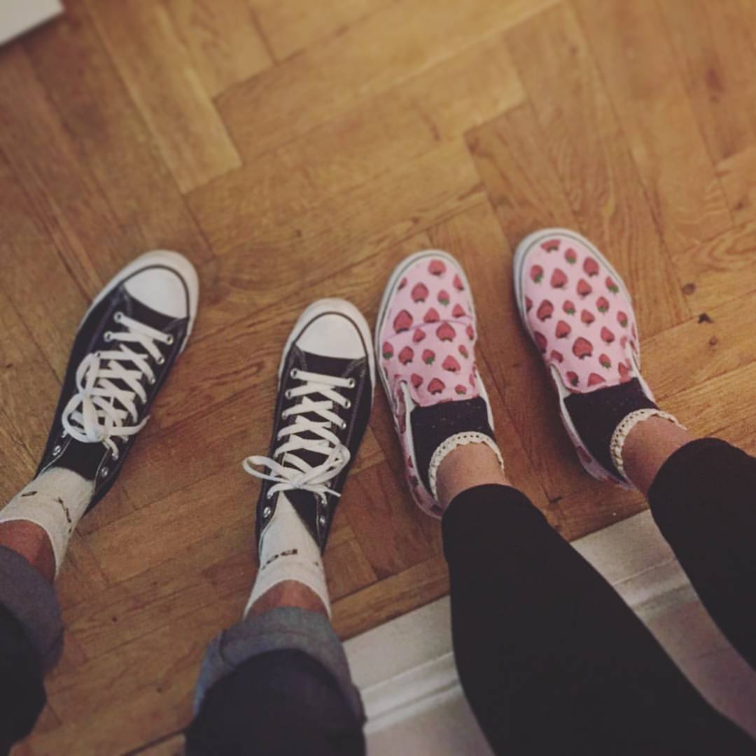 @conmayn &lt;3 :D   #converse #vans #frenemies #legs #shoes #feet #shoeselfie