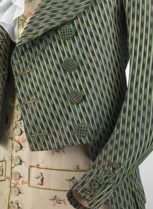 fashionsfromhistory:Ensemble 1790sFrance This young man’s tailcoat, with its high turned-