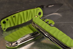 cuscadi:  Toxic green G10 with handmade grooved pattern!