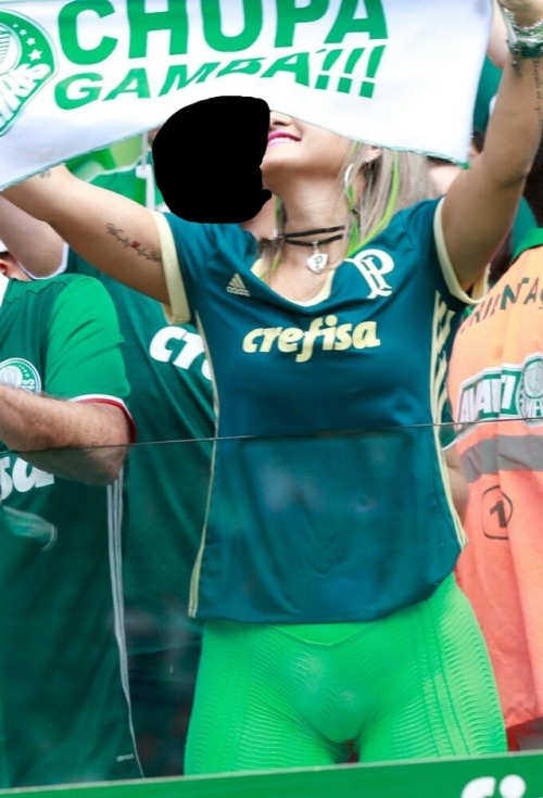 Minha vadia vai pro estádio assim pra ser encoxada &hellip; ela adora isso outros caras de pau duro 