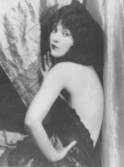 lunawoman: Actress Marie Prevost 1920’s source ebay 