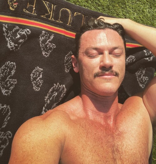 thereallukeevans Nothing like sitting in my garden catching some London sunshine
