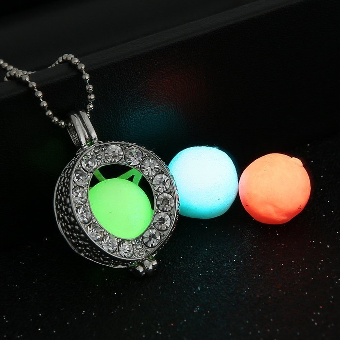 psych2go:  creepitreal666:  fairyoracle:  Glowing Luminous Beads Necklace:  001 //