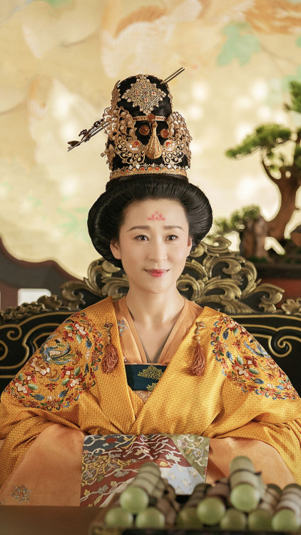 fuckyeahchinesefashion:women with gorgeous headdress in chinese costume dramas