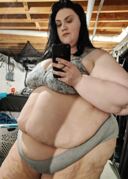 xutjja:Getting ready for a nonsexual private fetish session. Do you like what you see? Are you going to be in NH, MA, CT, or RI? If so, I offer nonsexual private fetish sessions by appointment. Email me at xutssbbw@gmail.com for pricing and details.