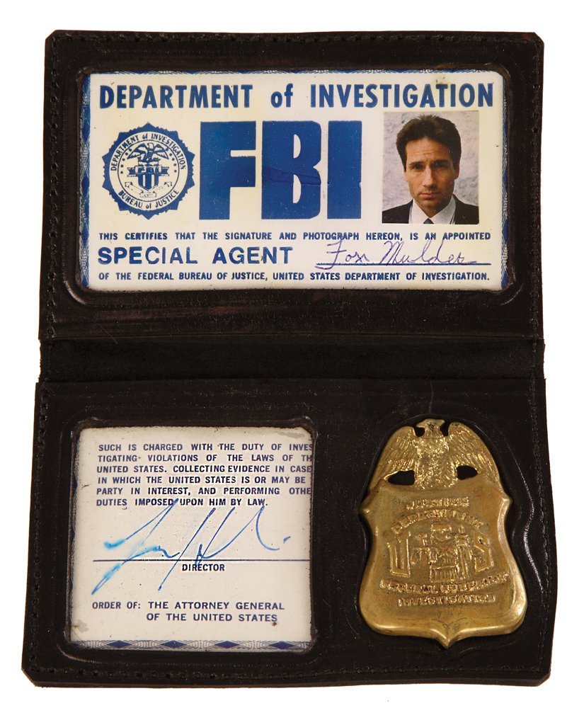 robotcosmonaut:  Special Agents Fox Mulder &amp; Dana Scully, FBI 