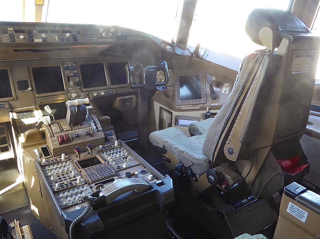 Inside the captain’s office: onboard a Boeing 777 cockpit #Aviation #aircraft #boeing #B777 #avgeek #cockpit #flying #travel